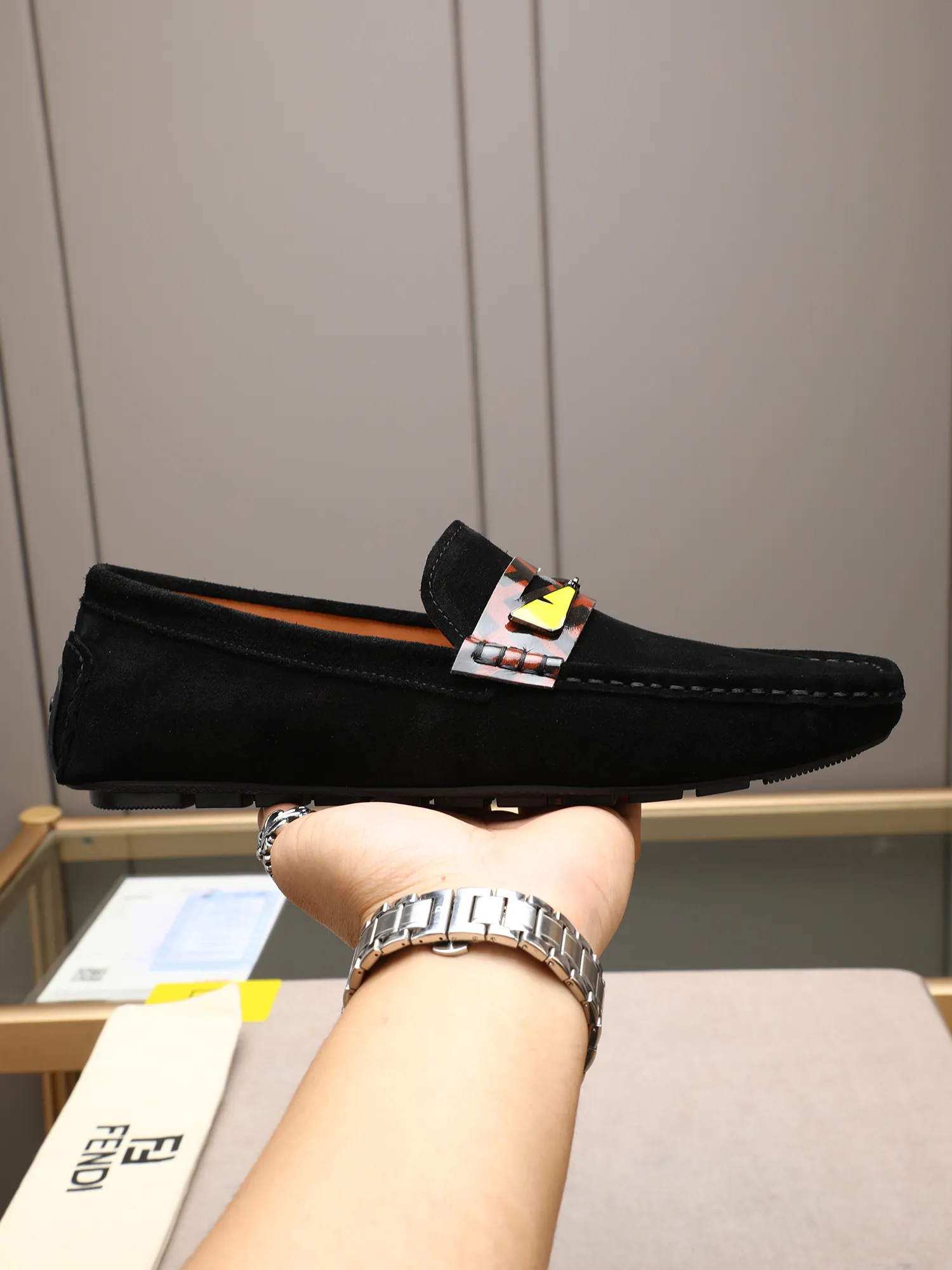 Men's shoes 💰400💰[FENDI] The little monster of Fendi F family, which is popular all over the world, is coming in a big way, the latest color, driving slip-on loafers, avant-garde and versatile fashion men's shoes, bun shoes, bean shoes👌👌👌 Private mold opening, 1:1 reproduction... The upper is made of first-layer cowhide, and the first-layer pigskin lining... is extremely comfortable, fashionable, simple, atmospheric and personalized [color] The side of the shoe is more refined, and the overall effect is handsome [ Turn in a circle][Turn in a circle]💭This hardware monster with eyes is not the popular version on the market🚳🚳Compared with the old model, it is more trendy, eye-catching and more classy🔰This summer, the little monster will subvert the old ideas and share the fashion with you🔱A must-have for fashionistas! Must keep it for yourself! Online outsole, high-end quality workmanship. Color: black, blue, white, red. Matching code: 38-44 (45 46 47 customized) (standard leather shoe size)